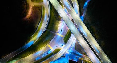 Yol güzel havadan görünümü, meşgul kavşak, üstten görünüm, Sochi, Rusya gece