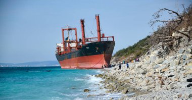 Kargo gemisi Rio Togo bayrağı altında bir fırtınada karaya oturdu koştu. Gelendzhik şehir cazibe. Denizde gemi kazası. Turistler gemi her gün ziyaret.