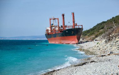 Kargo gemisi Rio Togo bayrağı altında bir fırtınada karaya oturdu koştu. Gelendzhik şehir cazibe. Denizde gemi kazası. Turistler gemi her gün ziyaret.