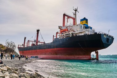 Kargo gemisi kayalık bir kıyısında karaya oturdu koştu. Rio'nun gemi Togo bayrağı altında. Güçlü bir fırtına gemi karaya yıkadım. Cazibe turist ziyaret.