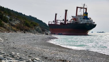 Kargo gemisi kayalık bir kıyısında karaya oturdu koştu. Rio'nun gemi Togo bayrağı altında. Güçlü bir fırtına gemi karaya yıkadım. Cazibe turist ziyaret.
