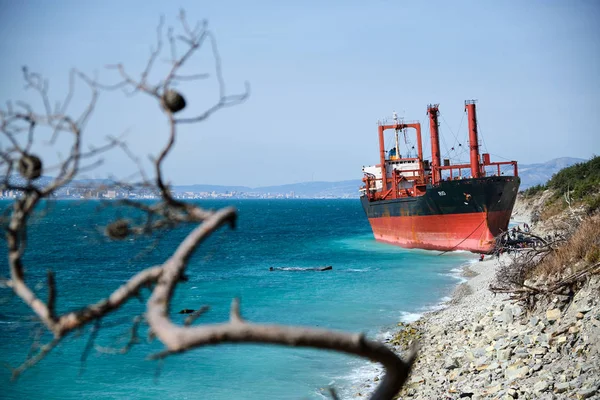 O navio de carga Rio sob a bandeira do Togo encalhou em uma tempestade. Atração da cidade de Gelendzhik. Naufrágio no mar. Turistas visitam o navio todos os dias . — Fotografia de Stock