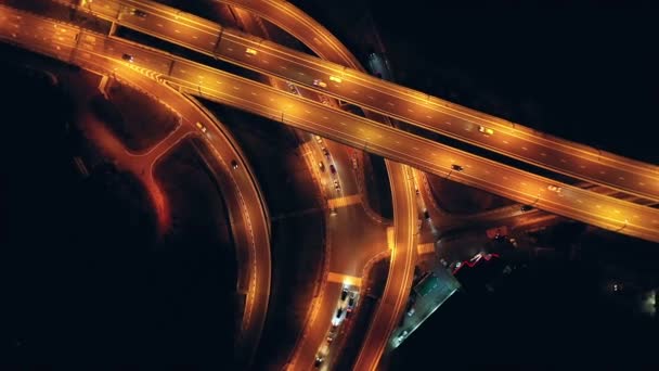 Quadrocopter の航空写真 夜の道路 カメラは時計回りに下を移動します 夜の高速道路の照明 市内の交通 — ストック動画