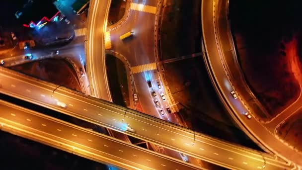 相机上升了 逆时针方向移动 索契的交通交汇处 在灯火通明的道路上行驶汽车 道路的晚间照明 — 图库视频影像