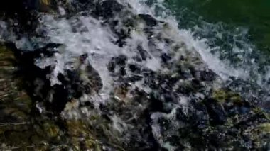 Ağır çekim şelale. Nehrin buzlu akışı. Sochi Milli Parkı doğa. Bahar sel Nehri üzerinde başlangıcı