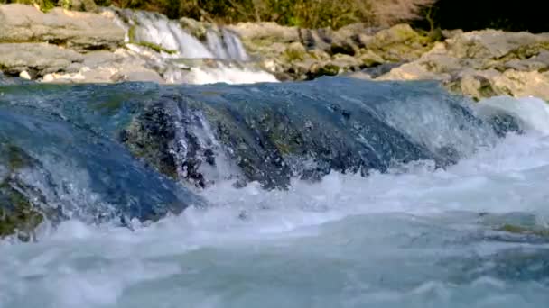 Movimiento Lento Del Río Las Rocas Inundación Río Desborda Sus — Vídeo de stock