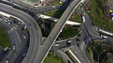 Hava fotoğrafçılığı quadrocopter ile. Saat yönünün tersine bir kamera hareketi. Şehir trafiği. Beş yol kesişimi. Kavşak yoğun trafik ile.