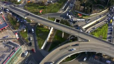 Karayolu üzerinde araçların hareketi. Hava fotoğrafçılığı quadcopter. Dairesel hareket. Ulaştırma Kavşağı. Şehir trafiğinde Sochi.