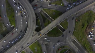 Hava anket. Bir kuş bakışı yoldan. Yukarıdan aşağıya görünümü. Kamera saat yönünün tersine aşağı taşır. Beş yol kesişimi. Şehir trafiğinde Sochi.