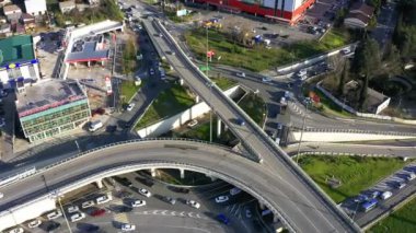 Hava dron. Karayolu üzerinde araçların hareketi. Şehir trafiği. Sochi trafikte yüzük.