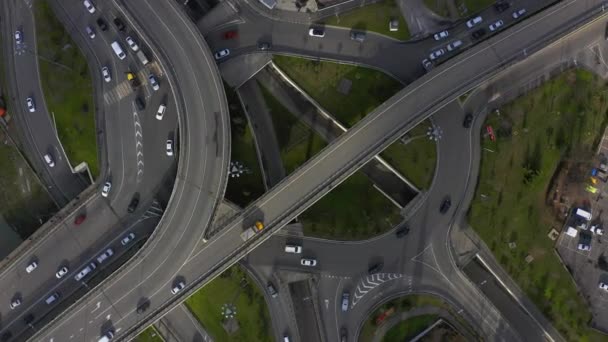 Relevé aérien. La route d'une vue d'oiseau. Vue de haut en bas. La caméra se déplace dans le sens inverse des aiguilles d'une montre. L'intersection de cinq routes. Trafic urbain à Sotchi .