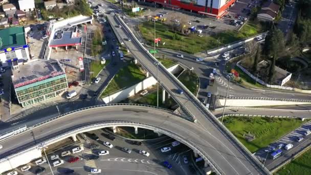 空中无人机 汽车在高速公路上的移动 城市交通 索契的环路交通 — 图库视频影像