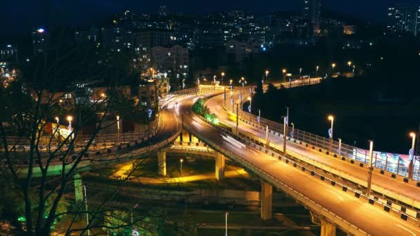 ソチで道路のジャンクションのタイムラプス 都市交通 道路の照明は夜 混んでいるハイウェイで車の動き 都会の夜 — ストック動画