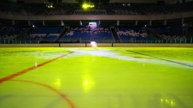 Zaman atlamalı bir sürü insan paten büyük kapalı buz pateni pisti üzerinde. 