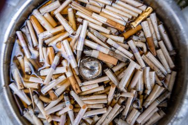 Sigara izmaritleri çöp