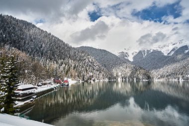 Güzel dağ gölü Ritsa. Abhazya, Gürcistan Karışık dağ orman ve bıyıklı meadows tarafından çevrili, Kuzey-Batı parçası Kafkasya dağlarında Ritsa Gölü. Dağlarda kar