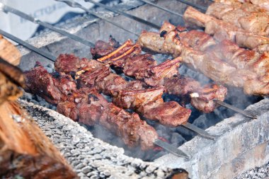 Metal şiş üzerinde yemek ızgara kebap. Ba pişmiş kavrulmuş et