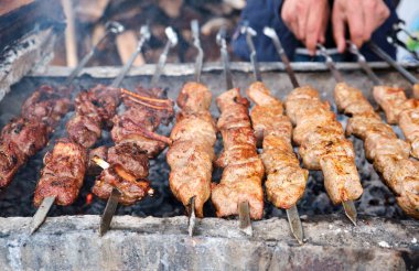 Metal şiş üzerinde yemek ızgara kebap. Ba pişmiş kavrulmuş et