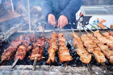 Metal şiş üzerinde yemek ızgara kebap. Ba pişmiş kavrulmuş et