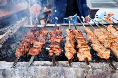 Metal şiş üzerinde yemek ızgara kebap. Ba pişmiş kavrulmuş et