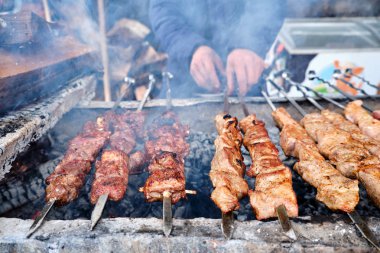 Metal şiş üzerinde yemek ızgara kebap. Ba pişmiş kavrulmuş et