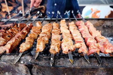 Metal şiş üzerinde yemek ızgara kebap. Ba pişmiş kavrulmuş et