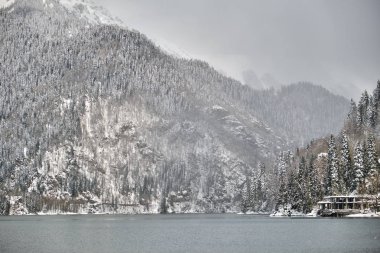 Göl Ritsa, Abhazya üzerinde karlı kış