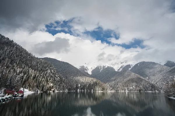 Hermosa montaña Lago Ritsa. Lago Ritsa en las montañas del Cáucaso, en la parte noroeste de Abjasia, Georgia, rodeado de bosques mixtos de montaña y prados subalpinos. Nieve en las montañas —  Fotos de Stock