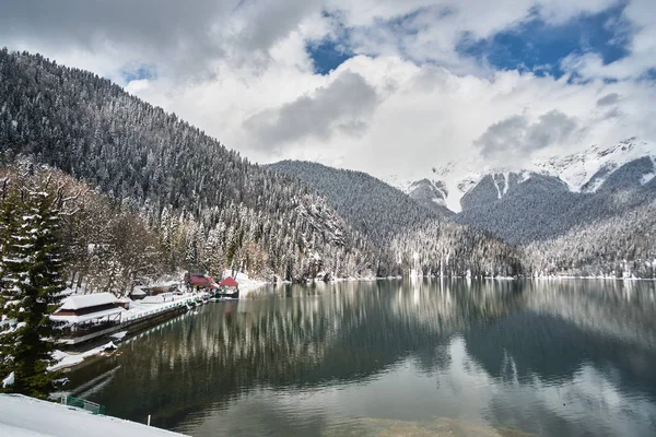 Güzel dağ gölü Ritsa. Abhazya, Gürcistan Karışık dağ orman ve bıyıklı meadows tarafından çevrili, Kuzey-Batı parçası Kafkasya dağlarında Ritsa Gölü. Dağlarda kar