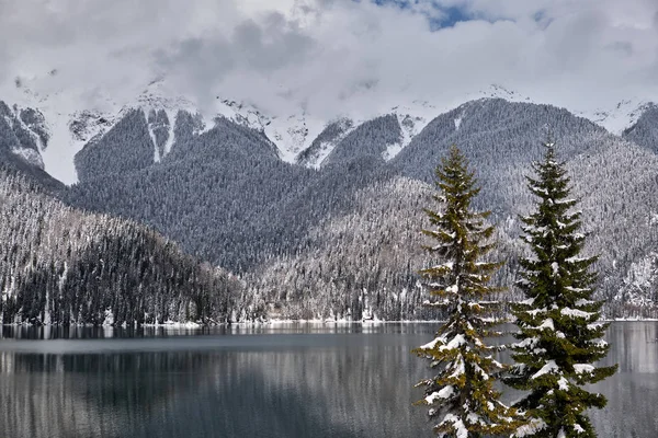 Красиві гірські озера Ritsa. Озеро Ritsa в кавказьких гір, в північно західній частині Абхазії, Грузії, в оточенні змішаних гірських лісів і субальпійською Луки. Сніг в горах — стокове фото