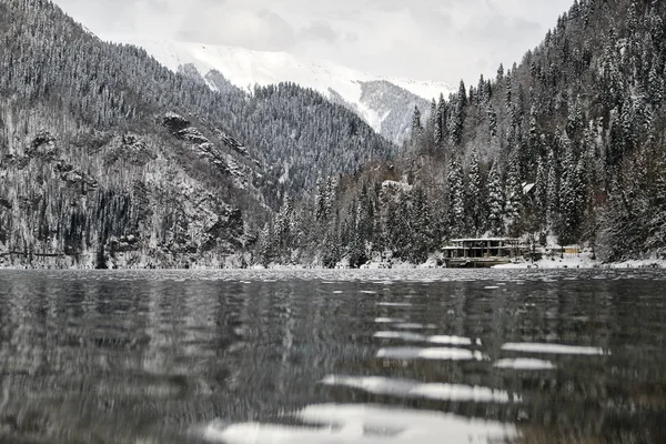 Schneebedeckter Winter am See ritsa, Abchasien — Stockfoto