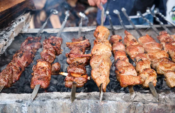 Grillé kebab cuisson sur brochette en métal. Viande rôtie cuite à ba — Photo