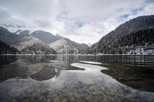 Schneebedeckter Winter am See ritsa, Abchasien — Stockfoto