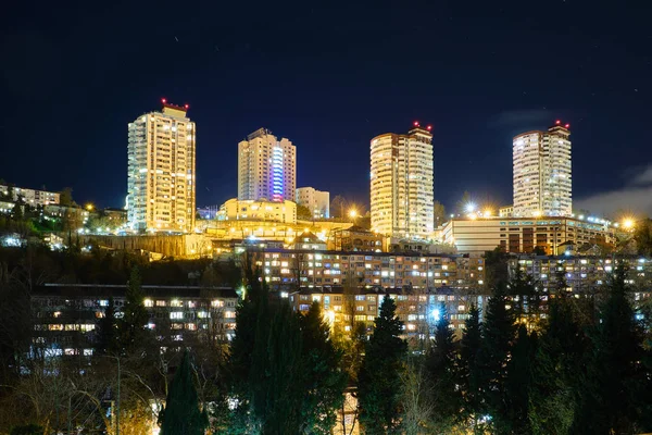 Modernes Wohnhochhaus in Sotschi bei Nacht. — Stockfoto