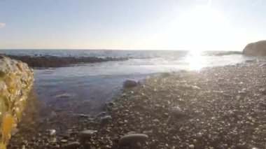 Deniz güneş su yansıması ile dalgalar, üzerinde güzel gün batımı Timelapse. Kayalık plaj. Yakın çekim