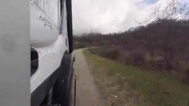 加速で山の道路上の車の動きを記録します タイムラプス ビデオ — ストック動画