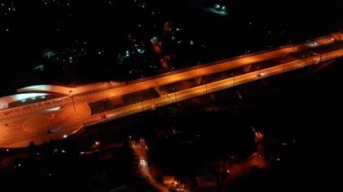Hangi otomobil, otobüs, Uav.The yolda hava ateş kamyon gidin. Akşam aydınlatma parça. Yan yol Otoban tıkanıklık şehir merkezini kaydeder. Parça ile paralel hareket. Sarı sokak ışık