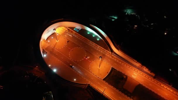 Vue aérienne à partir d'un UAV.La route sur laquelle vont les voitures, les bus, les camions.Eclairage du soir de la piste. L'autoroute de contournement sauve le centre-ville de la congestion.Mouvement parallèle avec la voie ferrée. 