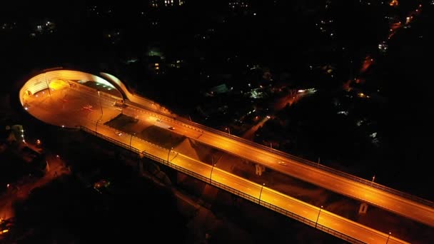Нічний Знімок Повітряний Постріл Квадрокоптера Вечірнє Освітлення Маршруту Якому Їдуть — стокове відео