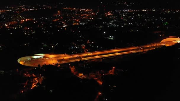 Fotografía Nocturna Disparo Aéreo Con Cuadrohelicóptero Iluminación Nocturna Ruta Por — Vídeos de Stock