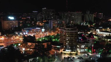 Gece aydınlatma Sochi şehir. Quadrocopter ile hava atış. Festival fireworks denize. Sochi liman. Yatlar ve liman gemi. Ateş genel planı