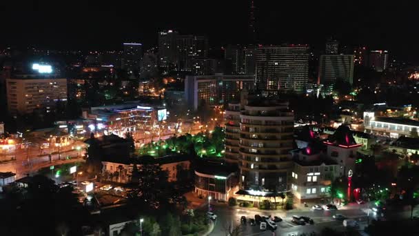 Nachtbeleuchtung Der Stadt Sotschi Luftaufnahme Mit Quadrocopter Festliches Feuerwerk Über — Stockvideo