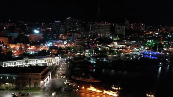索契市的夜景 空中射击与四轮直升机 海上的节日烟花 索契海港 游艇和船只在港口 枪击案的总体计划 — 图库视频影像