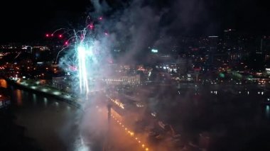 Gece aydınlatma Sochi şehir. Quadrocopter ile hava atış. Festival fireworks denize. Sochi liman. Yatlar ve liman gemi. Ateş genel planı
