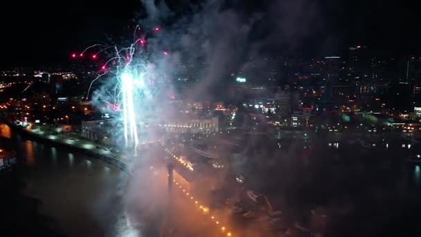 Éclairage nocturne de la ville de Sotchi. Prise de vue aérienne avec quadrocopter. Feux d'artifice au-dessus de la mer. Port maritime de Sotchi. Yachts et bateaux dans le port. Le plan général de la fusillade 