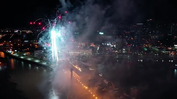 Gece Aydınlatma Sochi Şehir Quadrocopter Ile Hava Atış Festival Fireworks — Stok video