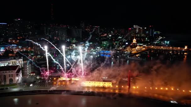 Iluminación Nocturna Ciudad Sochi Disparo Aéreo Con Cuadrohelicóptero Fuegos Artificiales — Vídeos de Stock