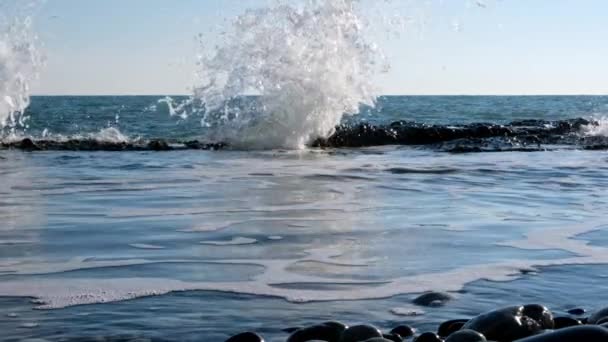 海の波のスローモーション撮影モーション 岩に衝突する波 スプレーは異なる方向に飛んでいます 水のゆっくりとした動き — ストック動画