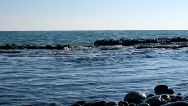Deniz Dalgalarının Yavaş Hareket Çekim Hareketi Dalgalar Kayalara Karşı Çöküyor — Stok video