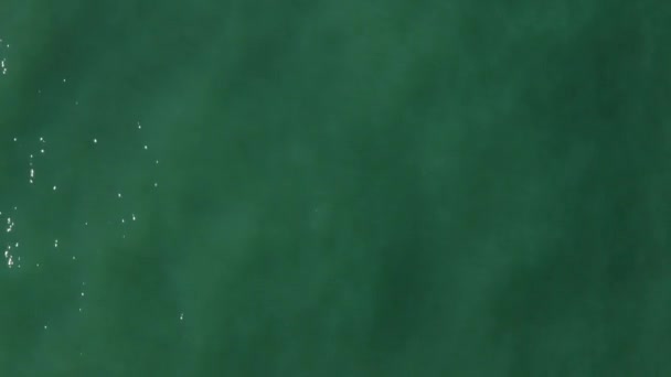Strzały Lotnicze Quadcopter Aparat Leci Nad Morzem Powierzchnia Morza Nieskończony — Wideo stockowe